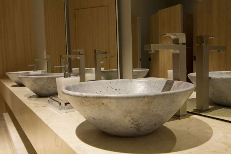 9- O design da torneira para pia de banheiro deve acompanhar o estilo da cuba e dos móveis. Fonte: Pinterest