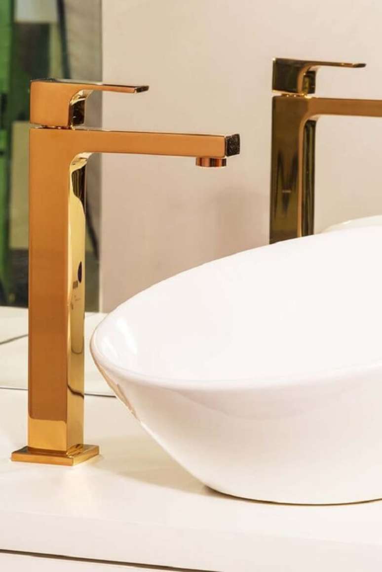 12- A torneira para pia de banheiro com cuba de sobrepor permite a combinação de cores e design. Fonte: Pinterest