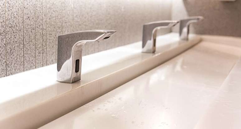 14- A torneira para pia de banheiro com sensor é sustentável. Fonte: Portal AECweb