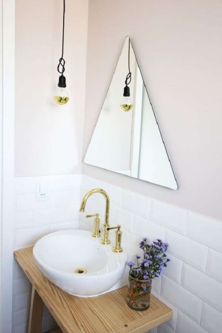 19- No lavabo a torneira para pia de banheiro leva charme à decoração do cômodo. Fonte: Pinterest