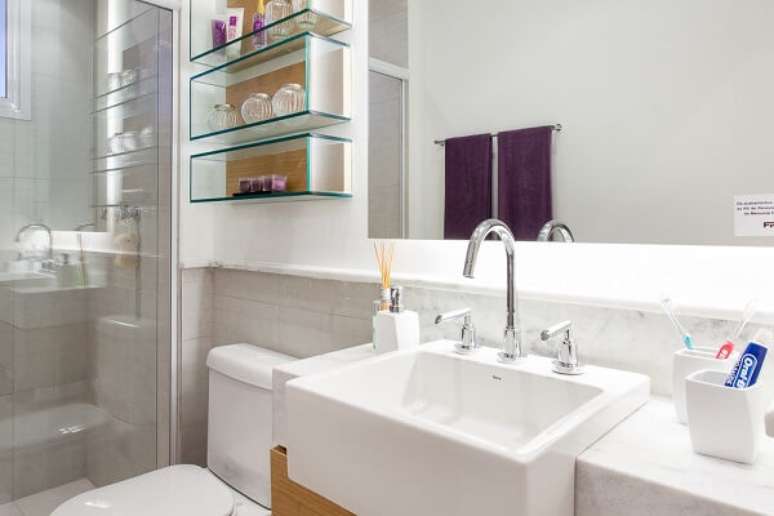 22- A bica alta da torneira para pia de banheiro &eacute; elegante e sofisticada. Fonte: Pinterest