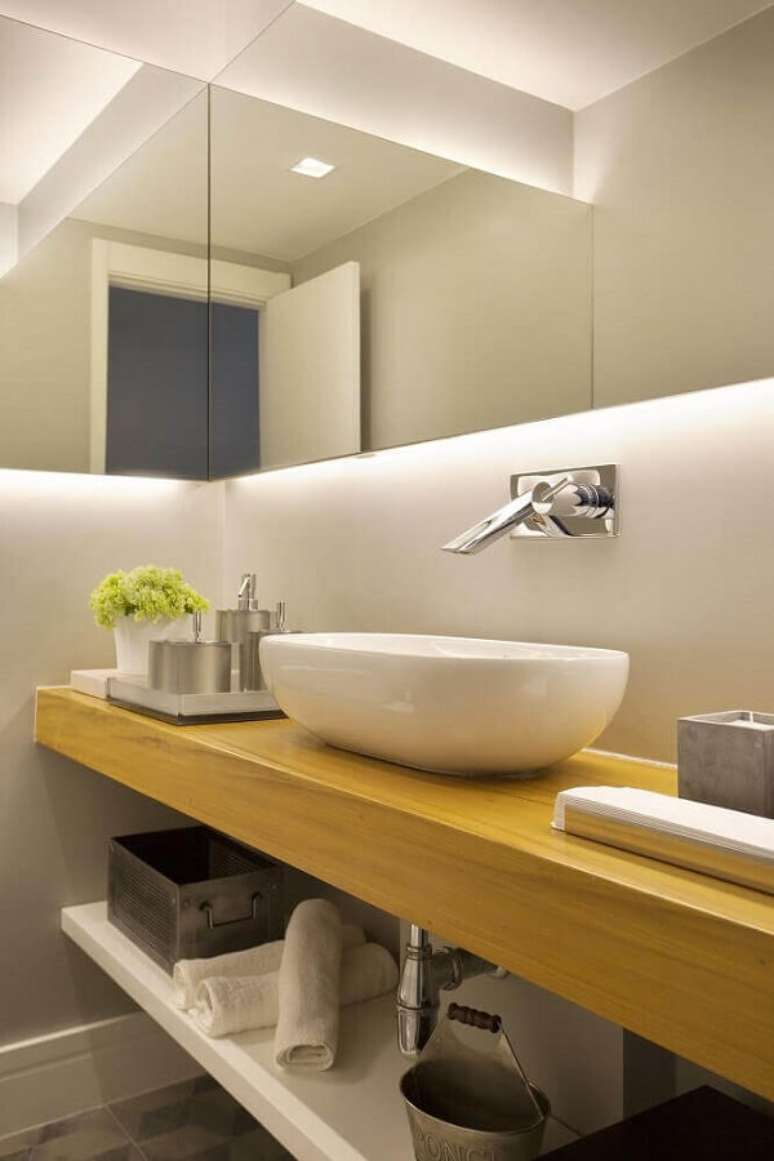 23- Na bancada com cuba de apoio foi utilizado uma torneira pra banheiro fixada na parede. Fonte: Pinterest