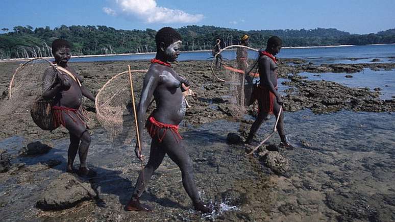 Várias comunidades do arquipélago de Andaman e Nicobar, na Baía de Bengala, ainda preservam seu modo de vida tradicional. Na foto, mulheres da etnia Jarawa