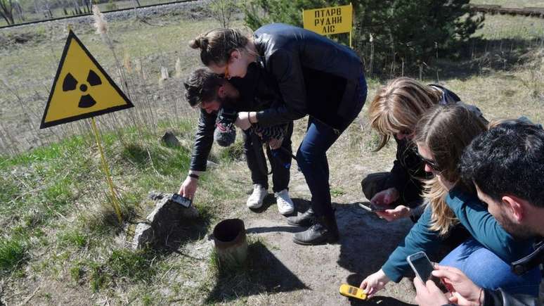 Nos arredores da usina at&ocirc;mica onde aconteceu o tr&aacute;gico acidente nuclear em Chernobyl, turistas costumam medir a radia&ccedil;&atilde;o do local