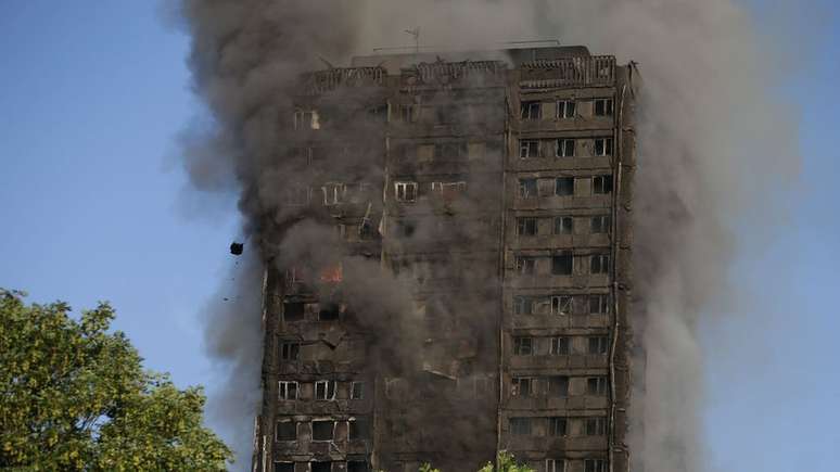 A Torre Grenfell, em Londres, onde 71 pessoas morreram num incêndio em 2016, virou ponto para fotos de turistas