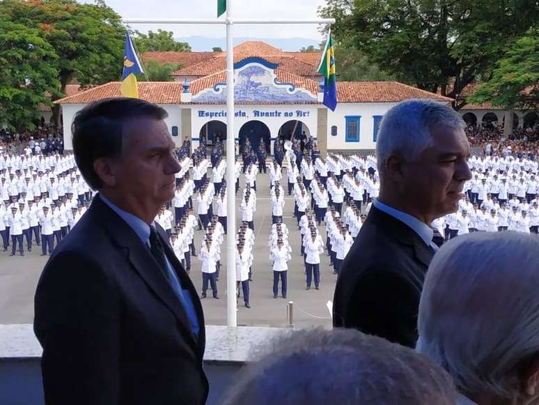 O presidente eleito, Jair Bolsonaro, e o senador eleito Major Olímpio, em cerimônia da FAB em Guaratinguetá, no interior paulista