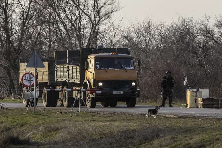 Soldado ucraniano em ponto de verificação perto da fronteira com a Crimeia 11/03/2014 REUTERS/Valentyn Ogirenko