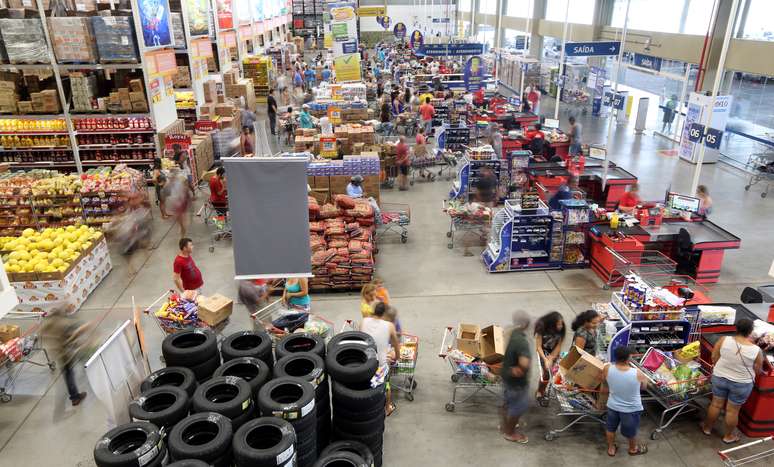 Consumidores fazem compras em supermercado de São Paulo 11/01/2017 REUTERS/Paulo Whitaker