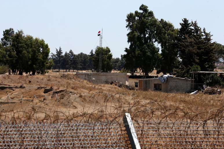 Bandeira síria é vista do lado sírio da linha de cessar-fogo entre Israel e Síria 27/07/2018 REUTERS/Ammar Awad