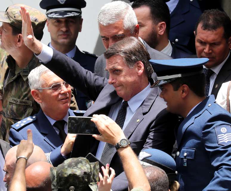 Presidente eleito, Jair Bolsonaro, acena ao participar de formatura militar em Guaratinguetá (SP)
30/11/2018
REUTERS/Paulo Whitaker