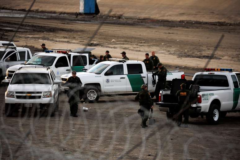 Agentes de segurança na fronteira dos EUA com o México em Tijuana
 26/11/2018    REUTERS/Alkis Konstantinidis