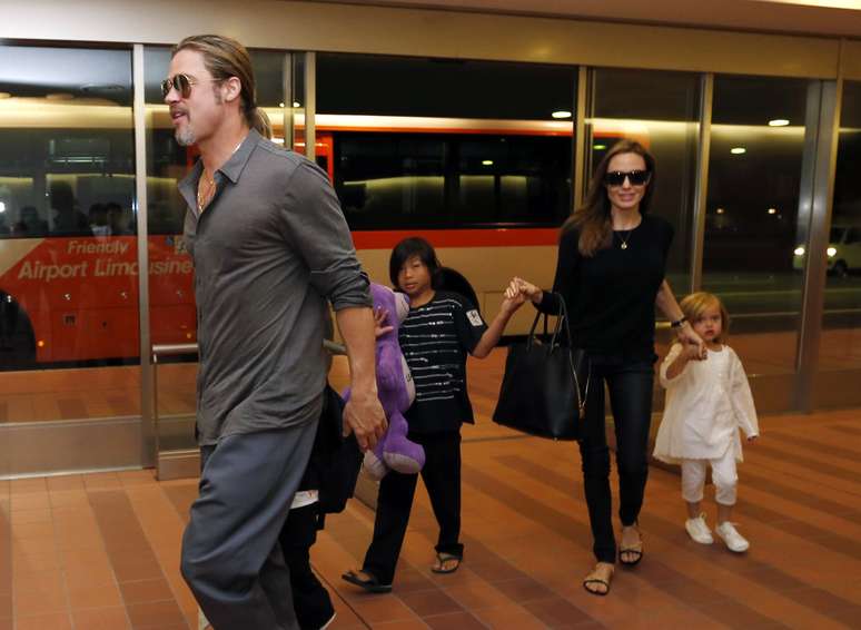 Brad Pitt e Angelina Jolie em aeroporto de Tóquio com filhos
 28/7/2013   REUTERS/Issei Kato