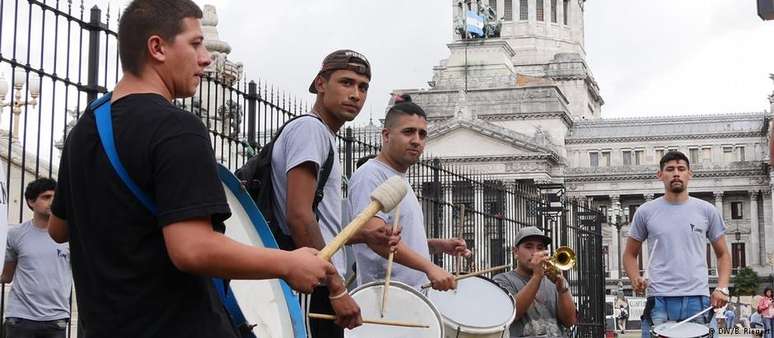 Estudantes protestam contra o G20 diante do prédio do Congresso, em Buenos Aires