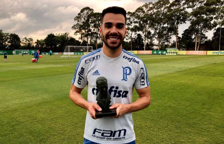 Bruno Henrique recebe o troféu dado ao campeão do segundo turno do Campeonato Brasileiro (Foto: Thiago Ferri)