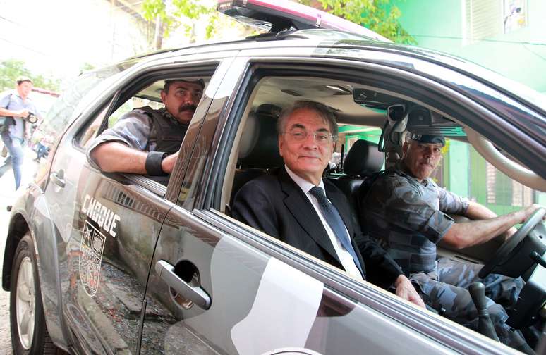 O ex-secretário de Segurança Pública de SP, Antonio Ferreira Pinto, acompanhado de policiais militares