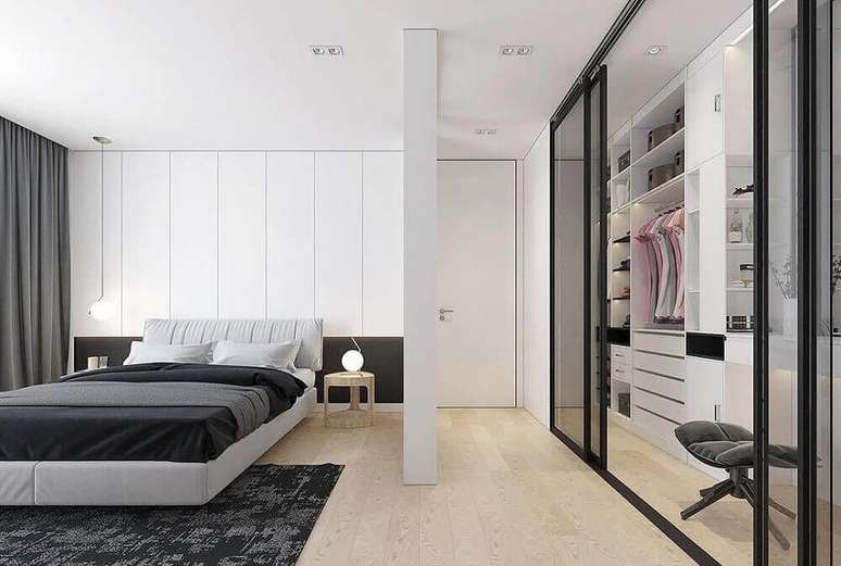 11. Decoração clean e moderna para quarto com closet pequeno com divisória de vidro – Foto: HomeSetting