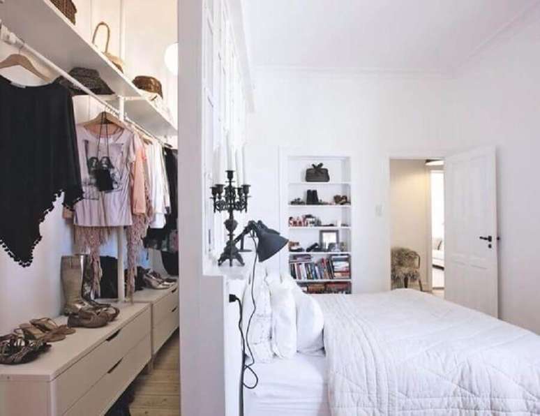 13. Decoração clean para quarto pequeno com closet na parede atrás da cama – Foto: Pinterest