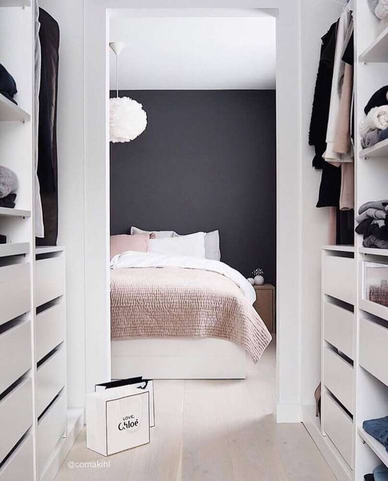18. Decoração com parede preta para quarto de casal com closet – Foto: Pinterest