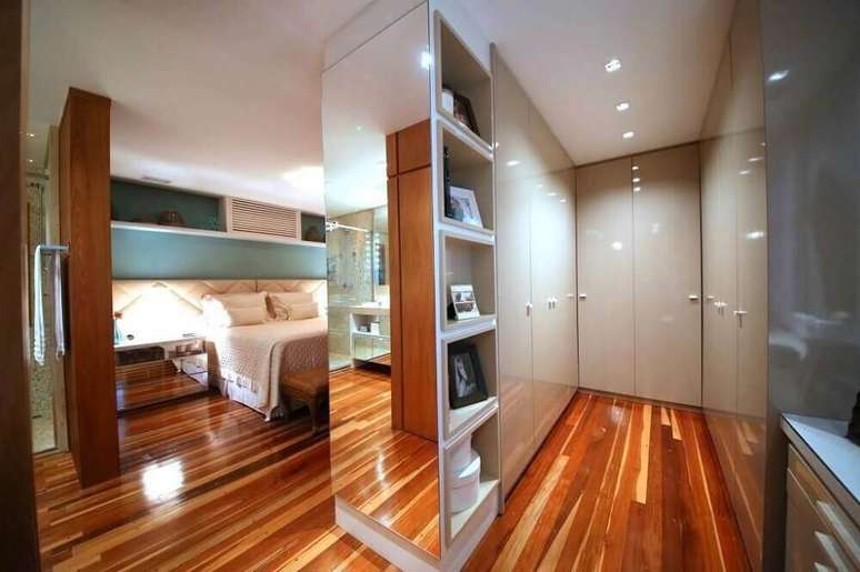 20. Decoração com piso de madeira e parede espelhada para quarto de casal com closet pequeno – Foto: MeyerCortez Arquitetura & Design
