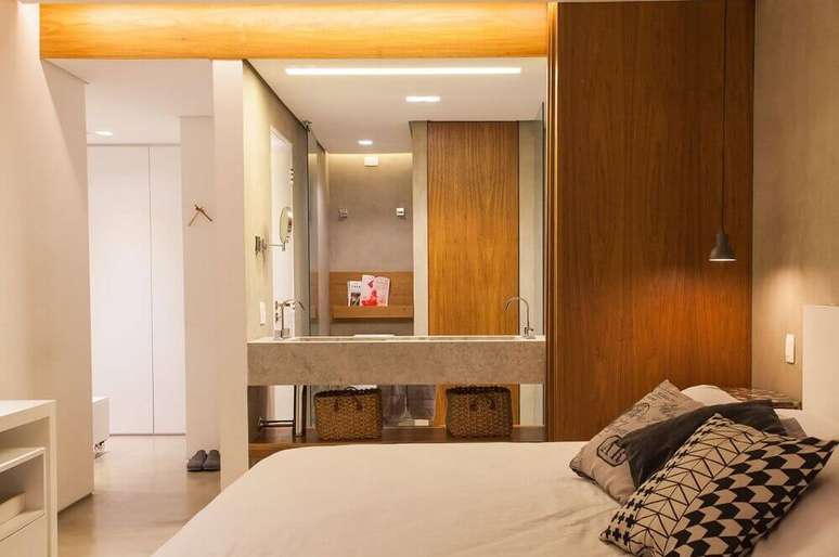22. Modelo de quarto com closet e banheiro com paredes revestidas de madeira – Foto: Studio Scatena Arquitetura