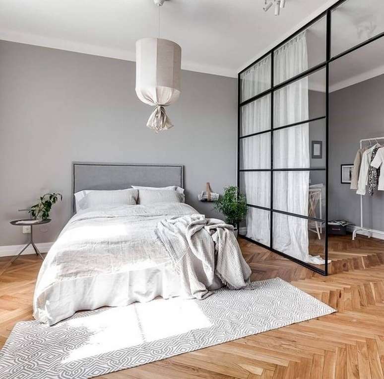 26. A divisória de vidro é perfeita para quarto com closet decorado com estilo minimalista – Foto: The Holk