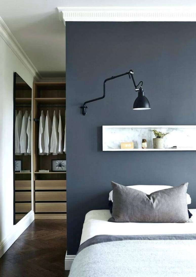 30. Decoração moderna para quarto com closet e luminária na parede – Foto: Pinterest