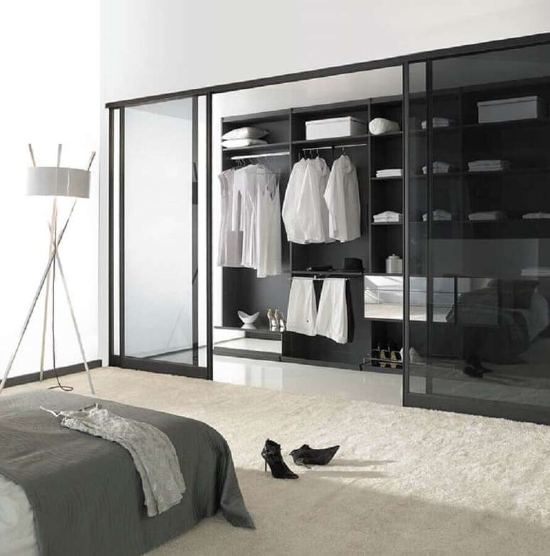 29. Modelo de quarto com closet decorado de forma moderna e minimalista – Foto: The Holk