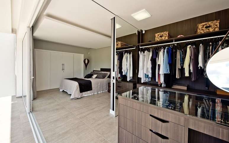 2. Para manter o seu closet sempre bem organizado, evite cometer exageros – Foto: Espaço do Traço Arquitetura
