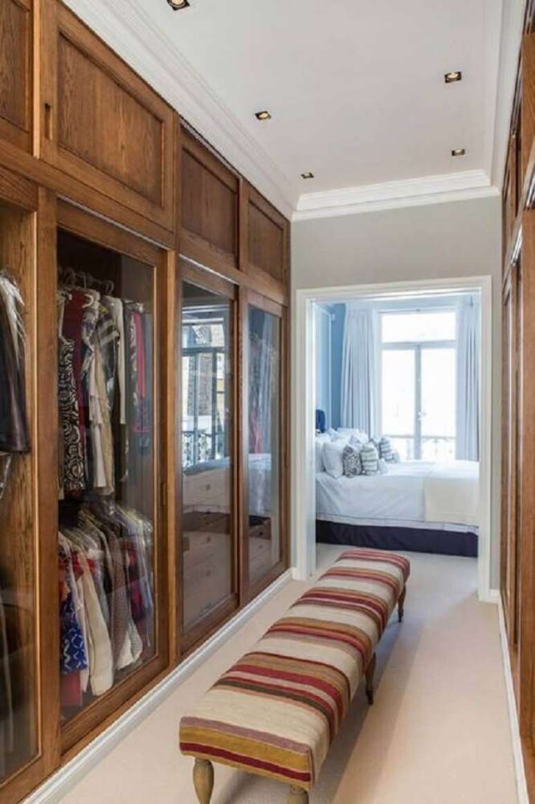 34. Modelo de quarto com closet com armários de madeira – Foto: FirePont