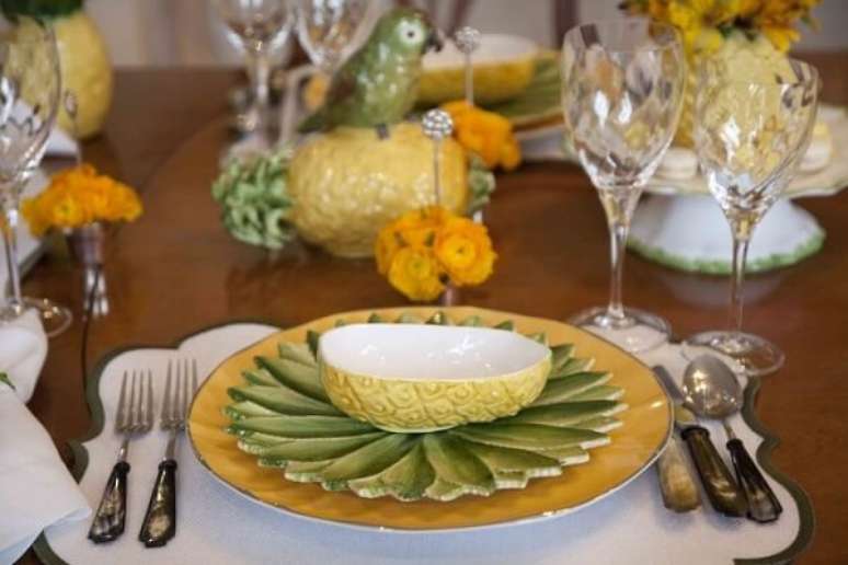 9- Mesa posta utiliza lou&ccedil;as com motivos de frutas e folhas. Fonte: We Share Ideas
