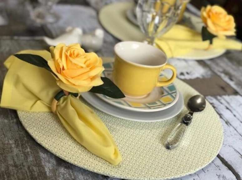 11- A mesa posta para café da manhã tem como base a cor amarela. Fonte: Tua Casa