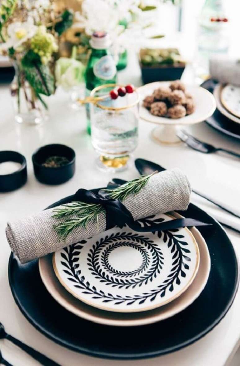 12- Na mesa posta para jantar, o sousplat tem a cor dos detalhes da louça. Fonte: Pinterest