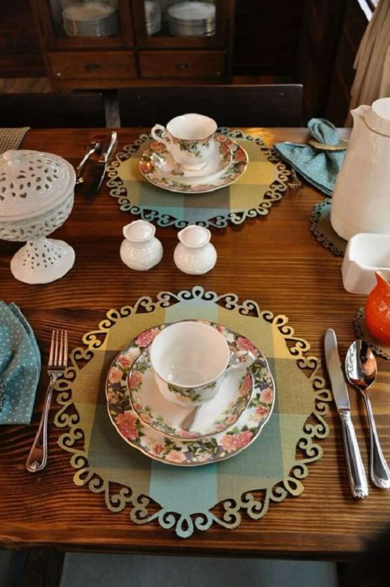 13- A mesa posta com sousplat em MDF cortado complementa a decoração clássica. Fonte: Pinterest
