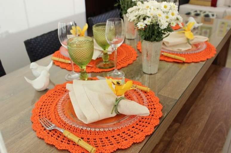 14- A louça transparente e o sousplat de crochê laranja compõe a mesa posta para churrasco. Fonte: Blog Vida de Casada