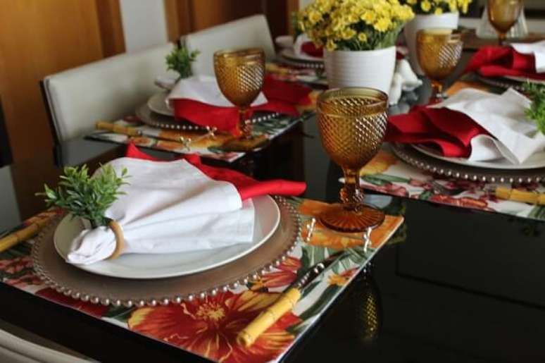 15- A mesa posta colorida utiliza jogo americano florido e taças para água de bico de jaca. Fonte: Blog Vida de Casada