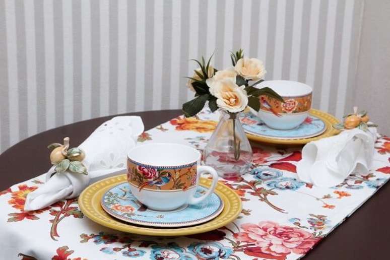 17- A mesa posta para café da manhã tem a louça estampada nos mesmos tons da toalha. Fonte: Ego Notícia