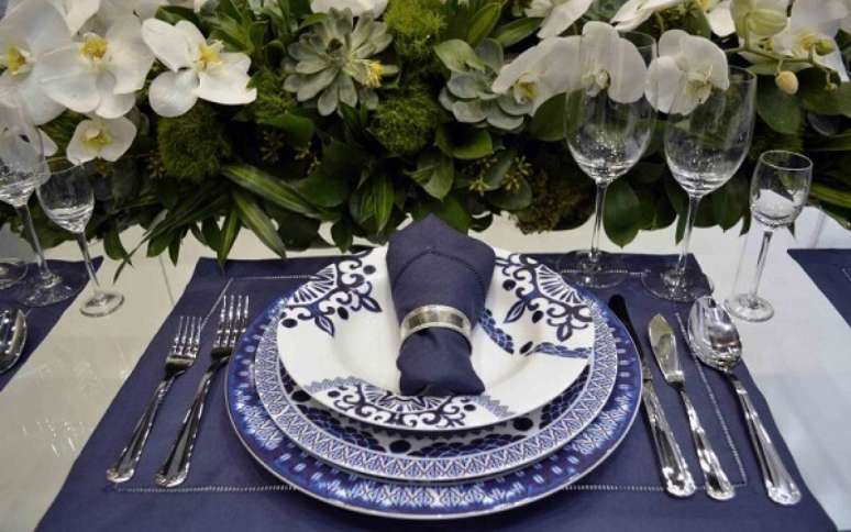 19- A mesa posta para jantar em tons de azul segue todas as regras de etiqueta. Fonte: Copa&Cia