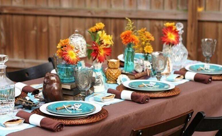 22- Na mesa posta para jantar foi utilizado na decoração, taças antigas em tom fumê. Fonte: We Share Ideas