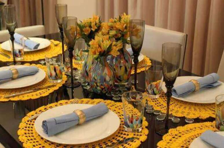 25- O sousplat da mesa posta foi produzido em crochê amarelo no formato redondo. Fonte: Blog Vida de Casada
