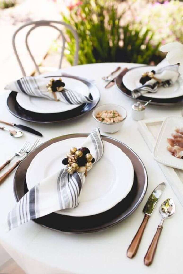 31- O guardanapo sobre o prato branco tem os mesmos tons da louça e do sousplat. Fonte: Pinterest