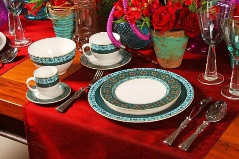 36- O jogo de lou&ccedil;a tem estampas em verde e azul. Fonte: Carro de mola