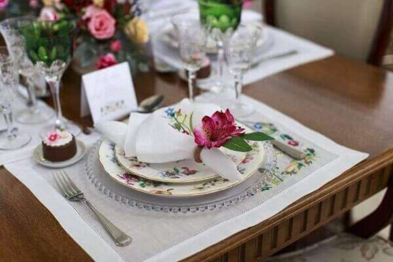 40- O sousplat em vidro transparente &eacute; neutro na composi&ccedil;&atilde;o da decora&ccedil;&atilde;o da mesa. Fonte: Ideias para Casa