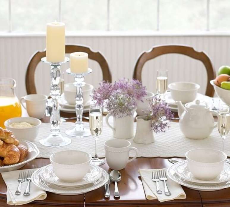 5- Na mesa posta para café da manhã, a louça, a toalha e os guardanapos são brancos. Fonte: Blog Maiara Costa