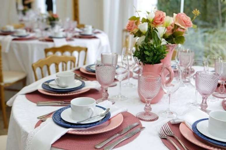 46- A mesa posta para o caf&eacute; da manh&atilde; tem sousplat, prato de sobremesa e jarro com flores em tons rosa. Fonte: Pinterest