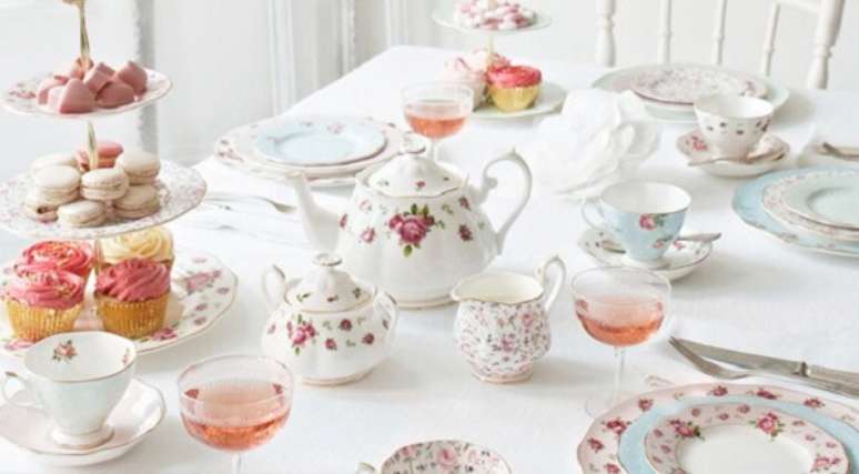 53- A mesa posta para café da manhã usa jogo de porcelana com estampa floral. Fonte: Maiara Costa