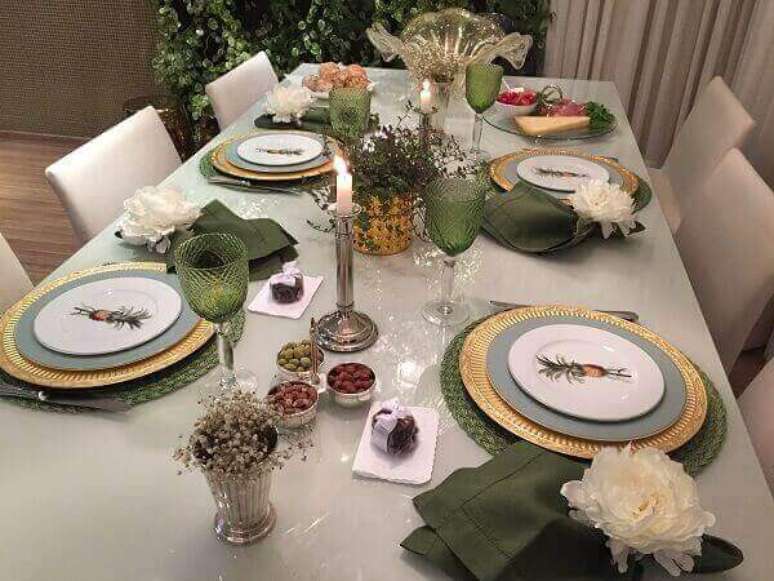 39- A mesa posta de jantar tem sousplat, taças e guardanapos nos tons verdes. Fonte: Pinterest