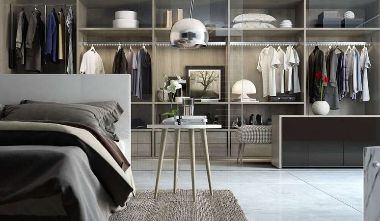 40. Modelo de quarto com closet amplo planejado com divisórias de vidro – Foto: Criart – Móveis Sobmedida