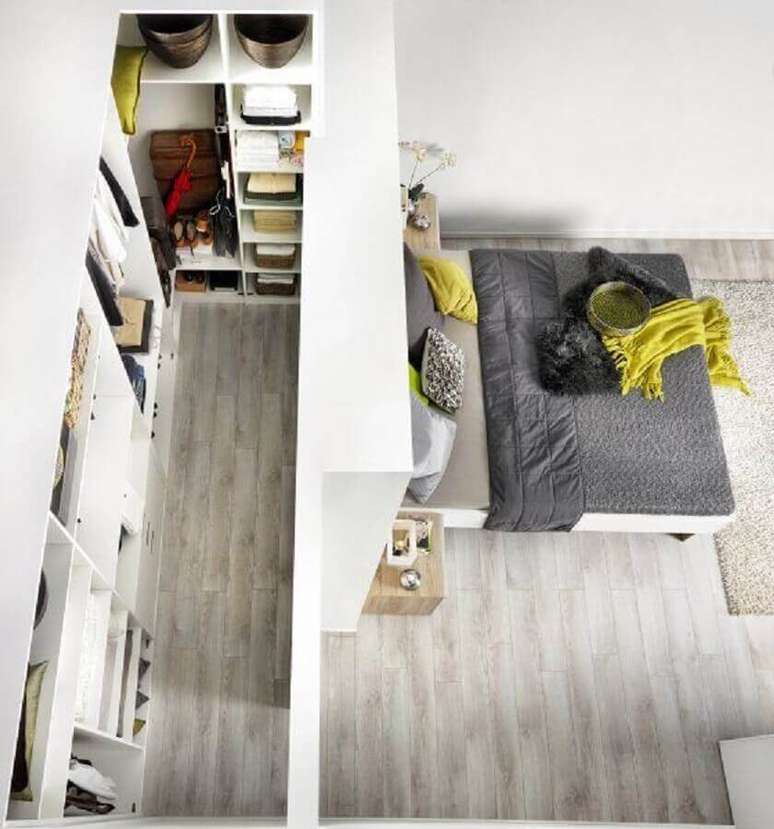38. Modelo de quarto com closet atrás da parede da cama visto de cima – Foto: Pinterest