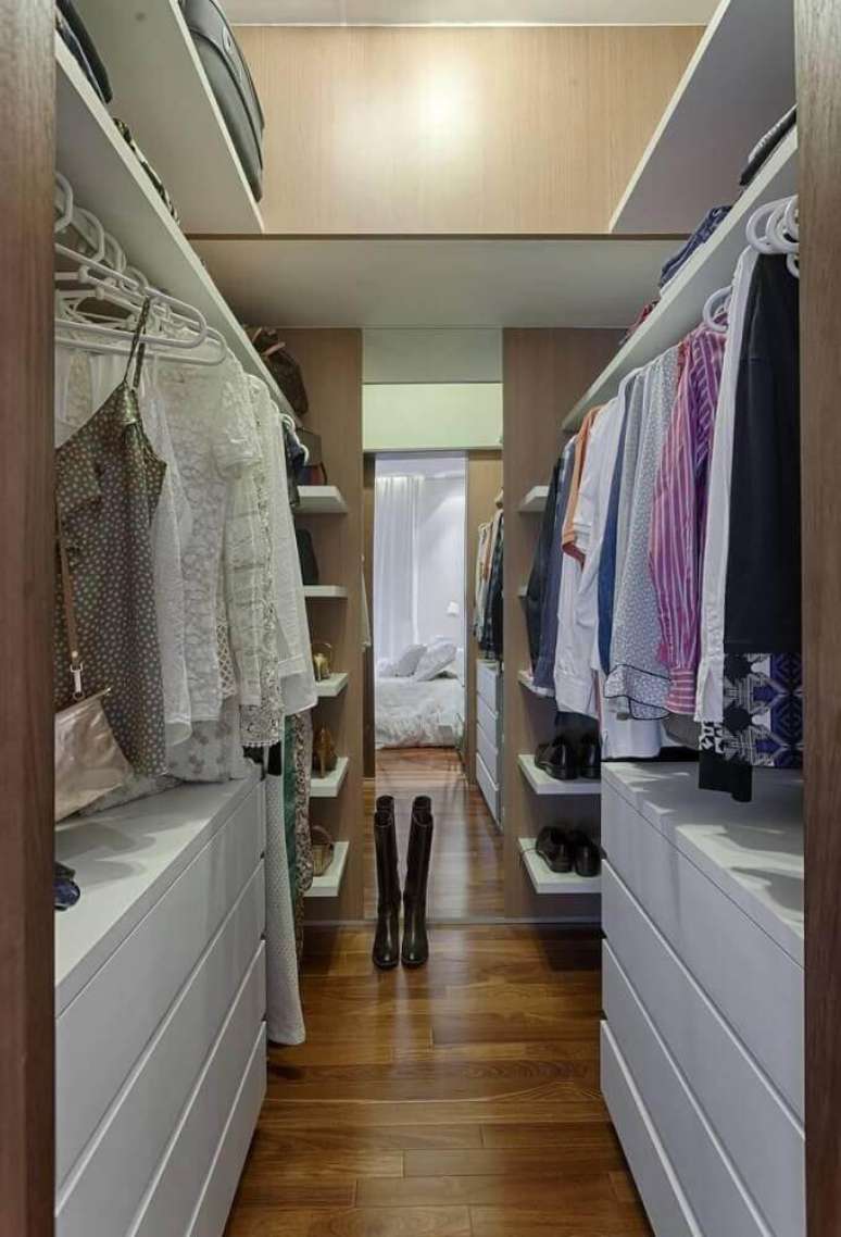 3. É importante setorizar o quarto de casal com closet – Foto: Renata Basques