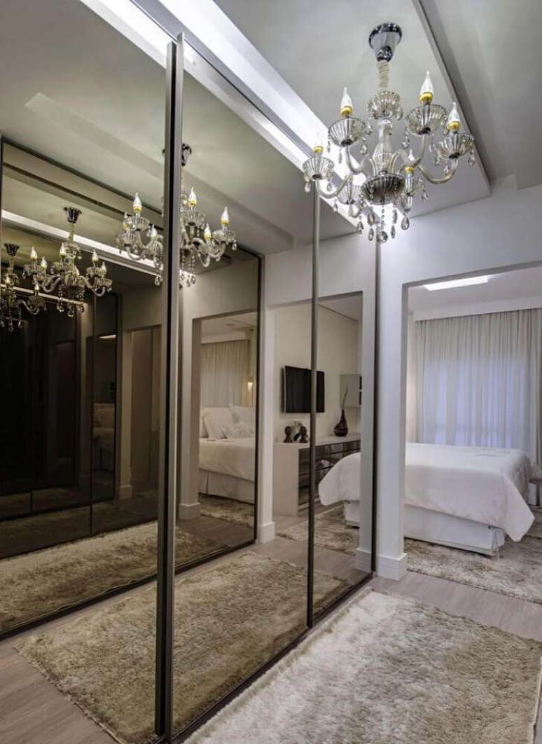 45. As portas espelhadas são perfeitas para aumentar a sensação de amplitude no quarto pequeno com closet – Foto: Pinterest
